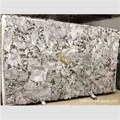 Granit Antico Bianco dengan kabinet gelap